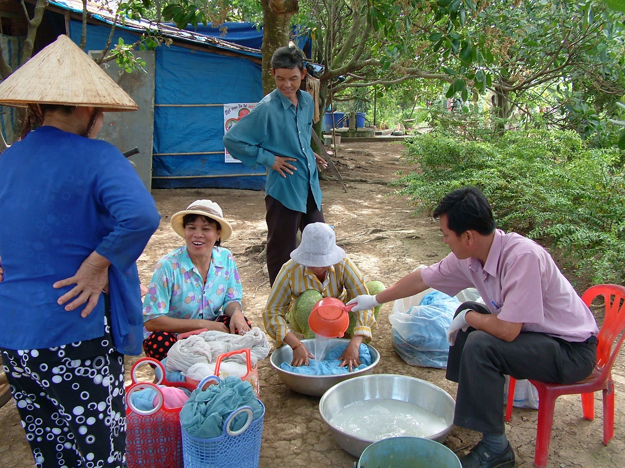 Cán bộ y tế tẩm mùng phòng chống sốt rét, sốt xuất huyết cho bà con