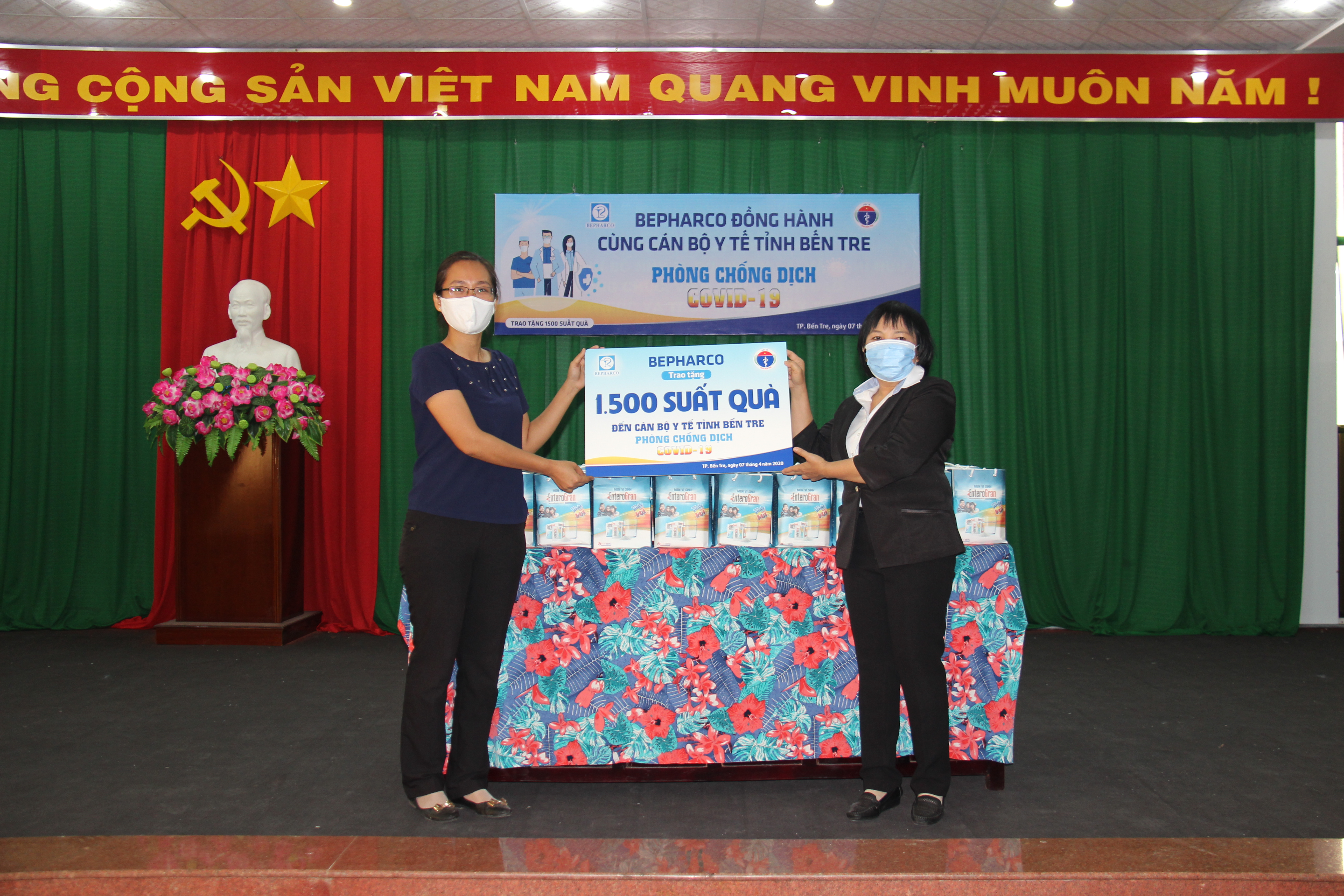 Bà Dương Thị Như Ngọc - Phó Giám đốc Sở Y tế (bên trái) nhận quà từ đại diện Công ty CPDP Bến Tre