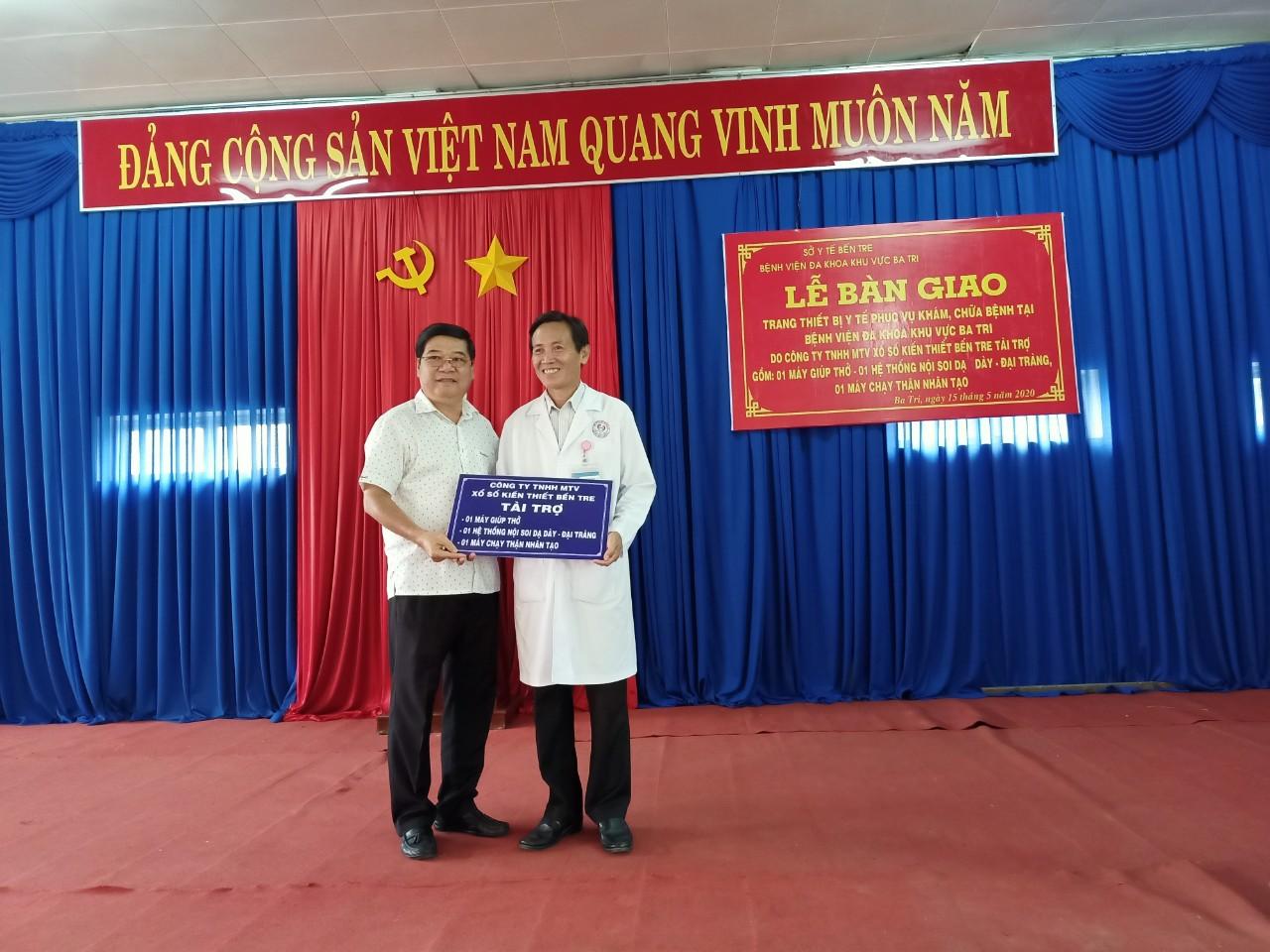 Ông Nguyễn Khắc Vũ – Giám đốc Công ty TNHH MTV XSKT Bến Tre trao bảng tài trợ trang thiết bị cho bệnh viện
