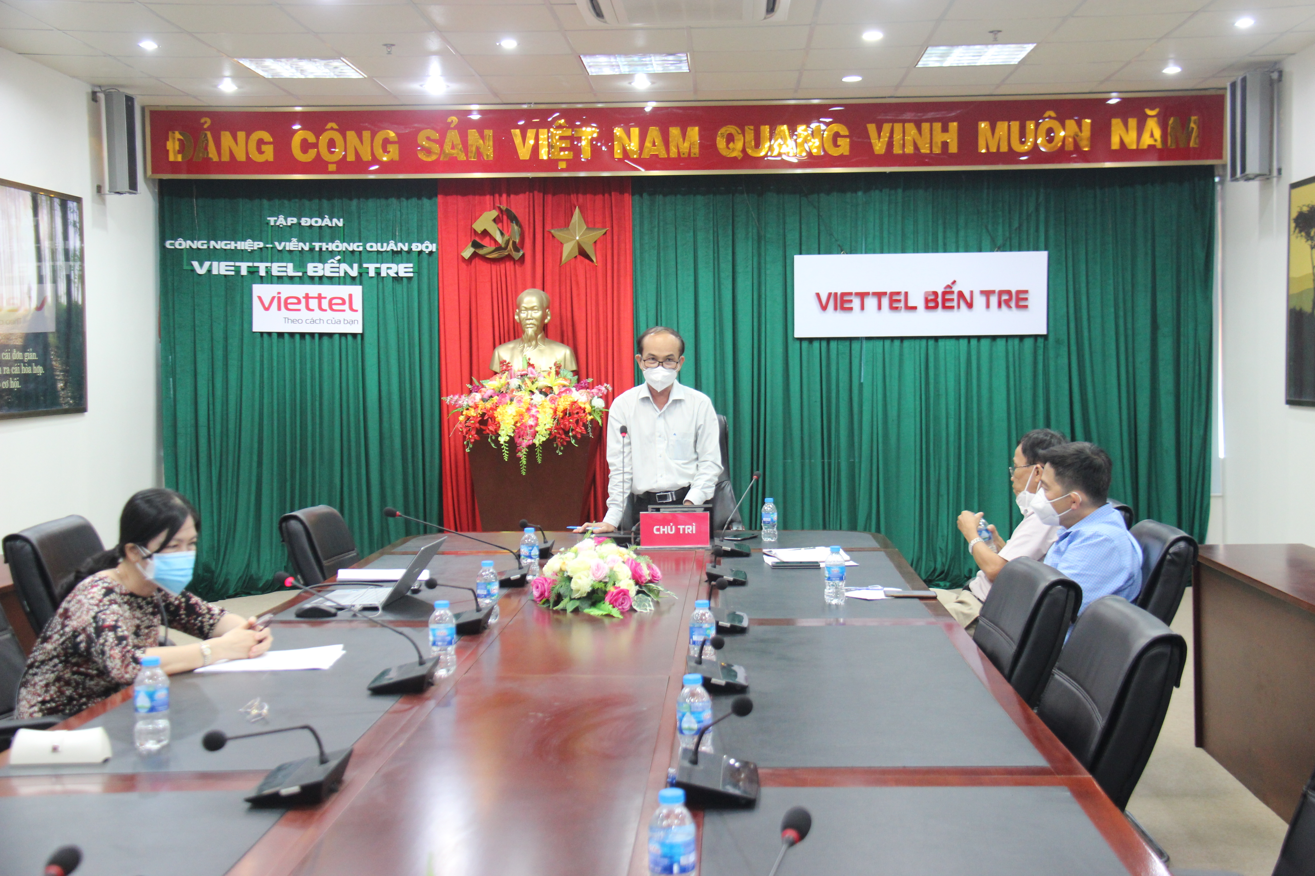 Phó giám đốc Sở Y tế Nguyễn Văn Oanh phát biểu chỉ đạo tại cuộc họp