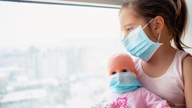 Trẻ em mắc COVID-19 chăm sóc tại nhà cần biết hướng dẫn chi tiết dùng thuốc hạ sốt của Bộ Y tế