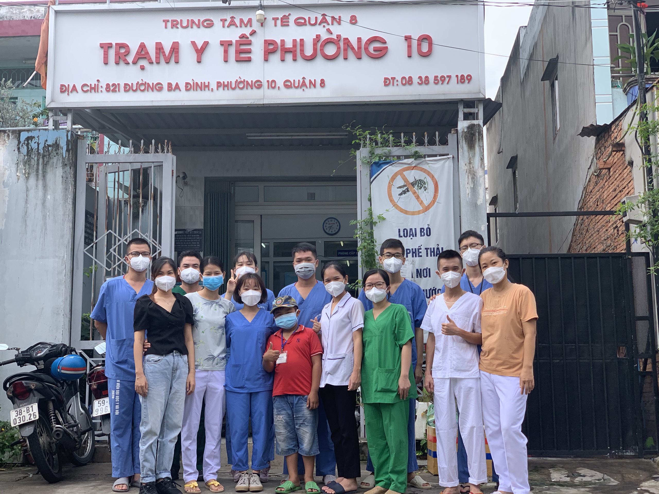 Điều dưỡng Nguyễn Thị Kiều Linh chụp ảnh lưu niệm với CBYT trong lần tham gia chống dịch tại TP. HCM