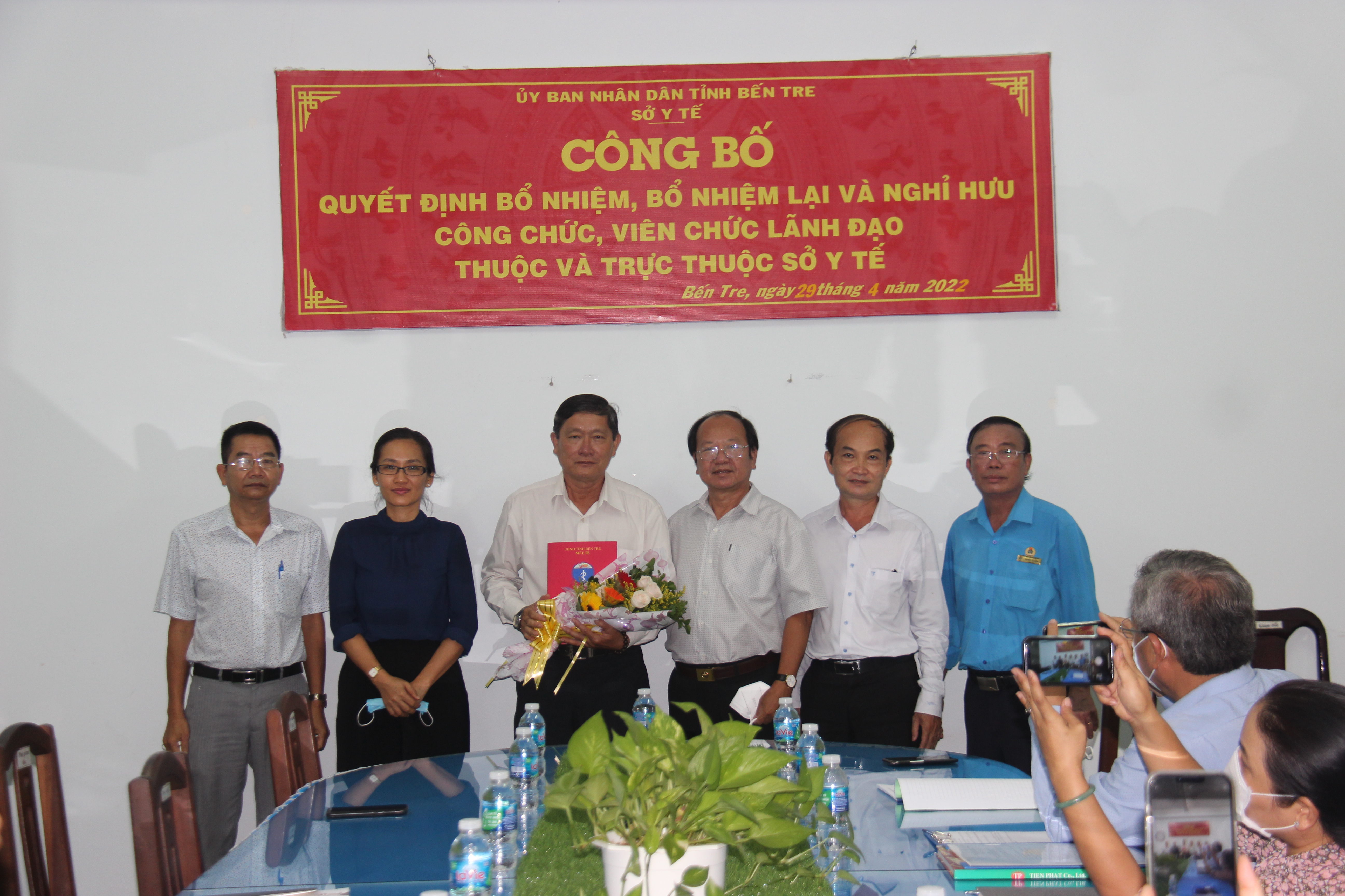 Ông Nguyễn Văn Bồng nhận quyết định, hoa từ Ban giám đốc Sở và Công đoàn Ngành