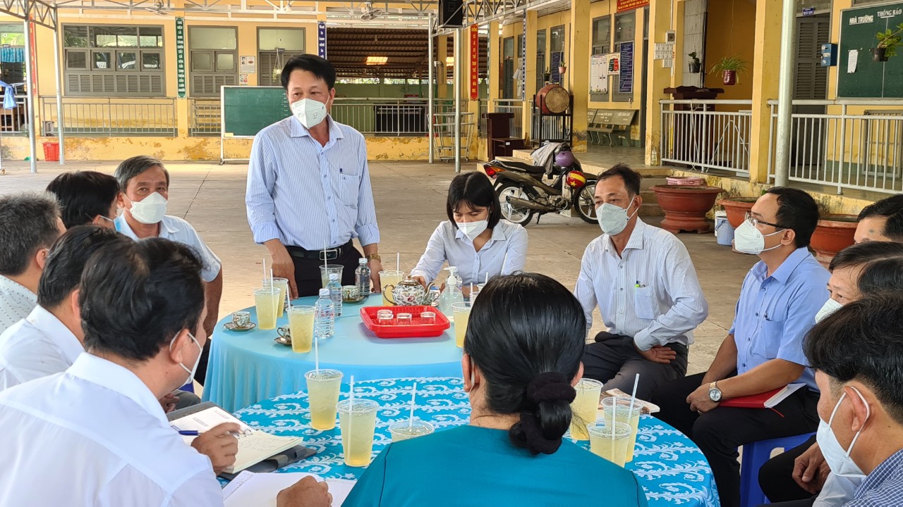 Ông Nguyễn Trung Dũng - Phó giám đốc CDC giám sát công tác triển khai tiêm chủng tại Trường tiểu học Tân Thạch B