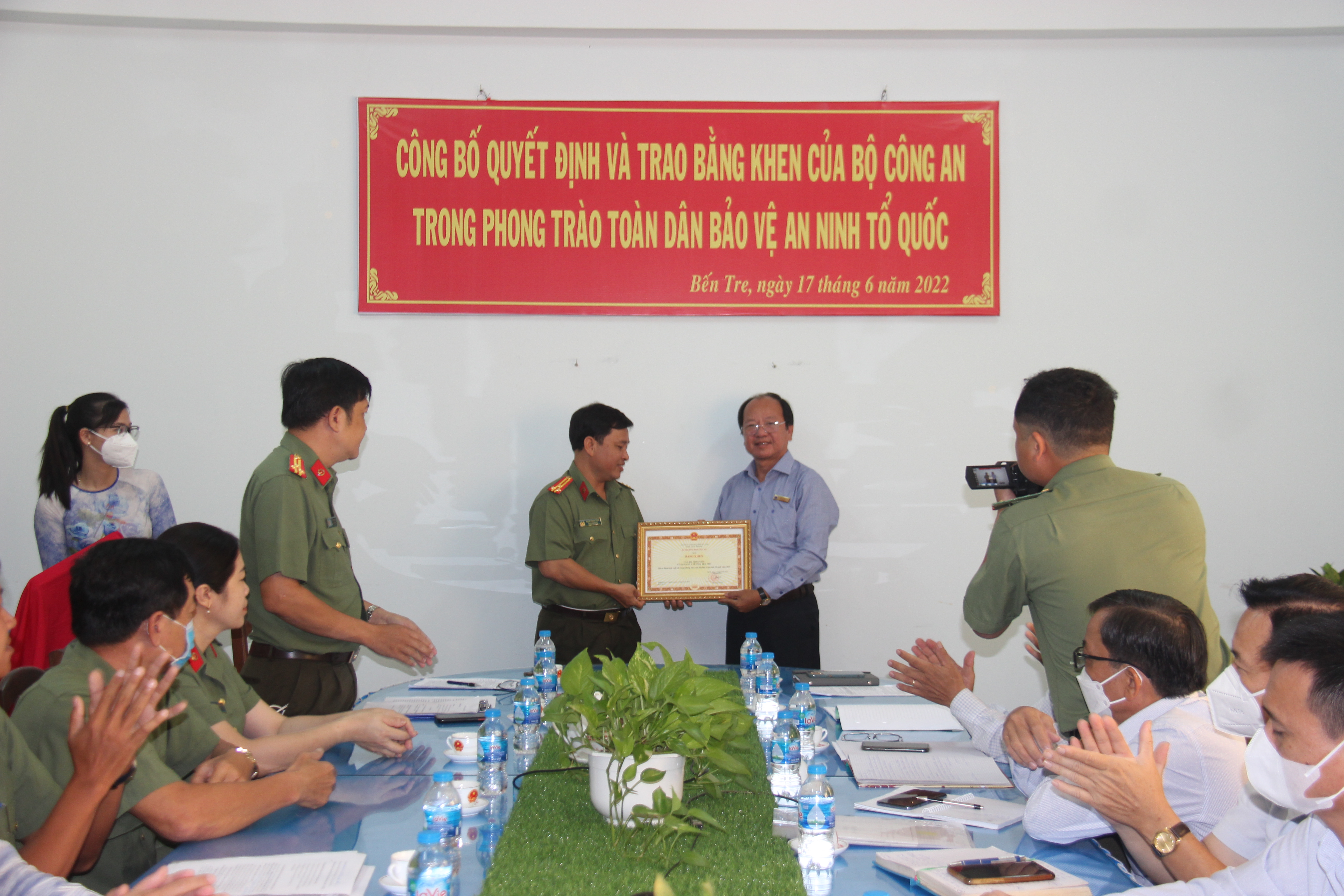 Phó giám đốc Công an tỉnh Phạm Thanh Tùng trao bằng khen của Bộ Công an cho Giám đốc Sở Y tế Ngô Văn Tán