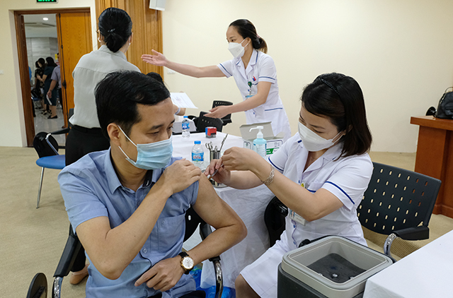 Biến thể phụ BA.4, BA.5 xuất hiện trong cộng đồng, Bộ Y tế hoả tốc đề nghị đẩy nhanh tiêm vaccine mũi 3, mũi 4