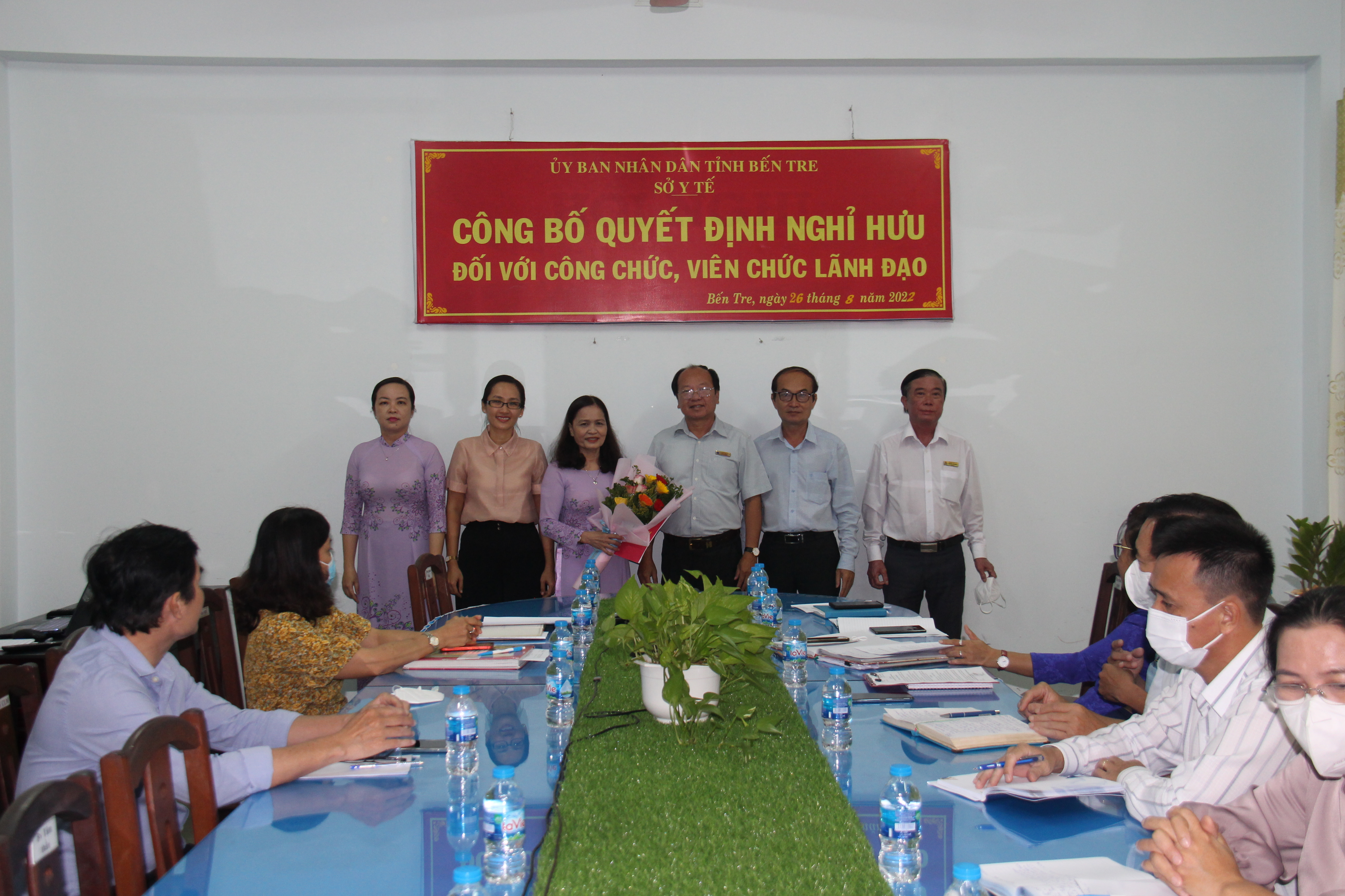 Ban giám đốc, Công đoàn ngành Sở Y tế trao quyết định và tặng hoa cho đ/c Huỳnh Thị Em