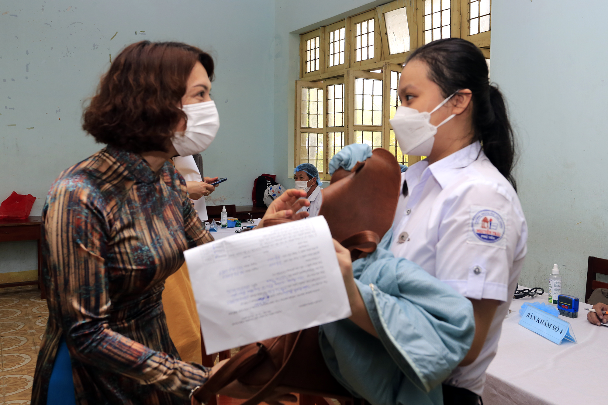 Thứ trưởng Bộ Y tế Nguyễn Thị Liên Hương trò chuyện với trẻ đến tiêm vaccine phòng COVID-19 mũi 3 tại Trường THPT Lương Văn Chánh- Tỉnh Phú Yên