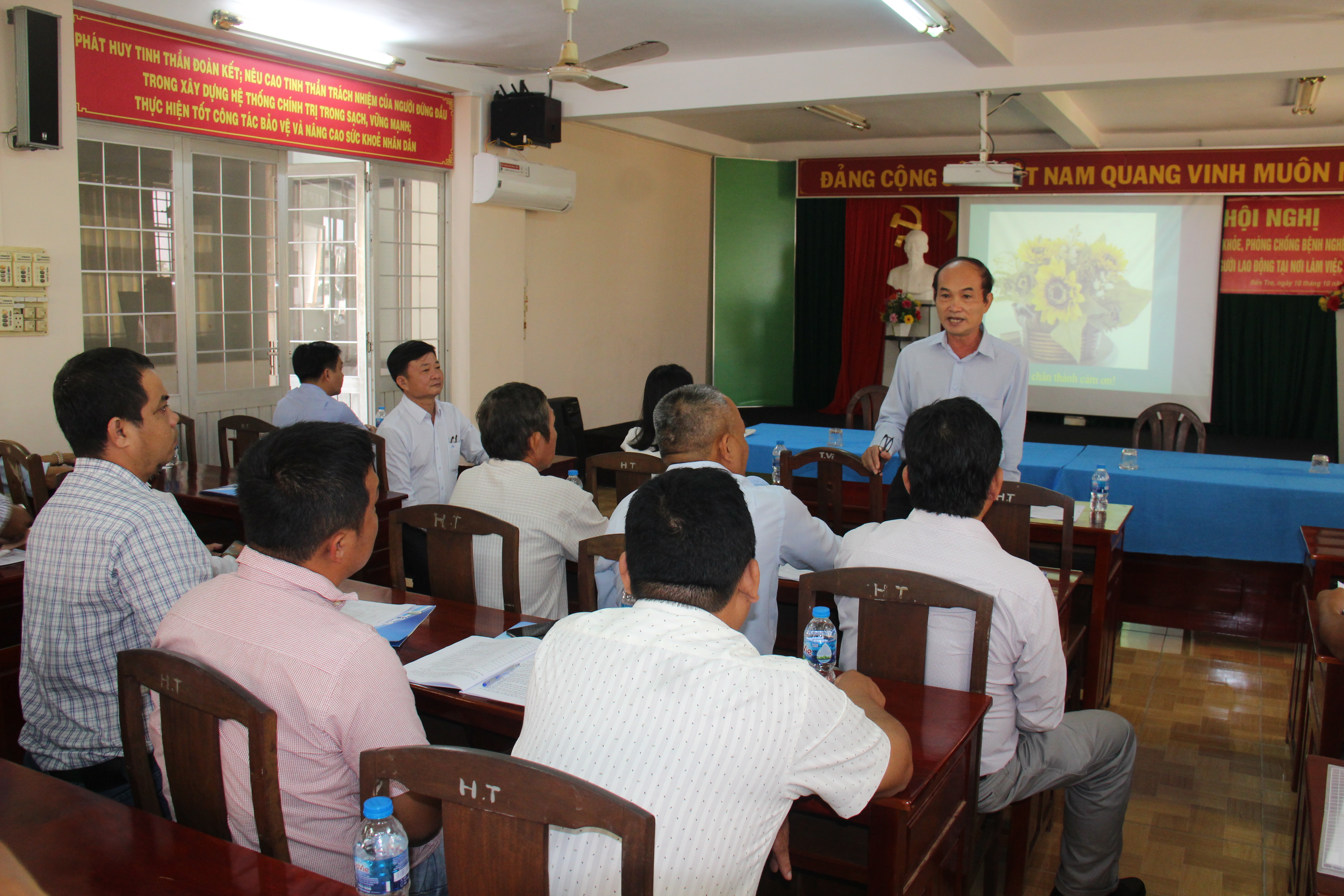 Phó giám đốc Sở Y tế Nguyễn Văn Oanh phát biểu chỉ đạo tại buổi tập huấn.