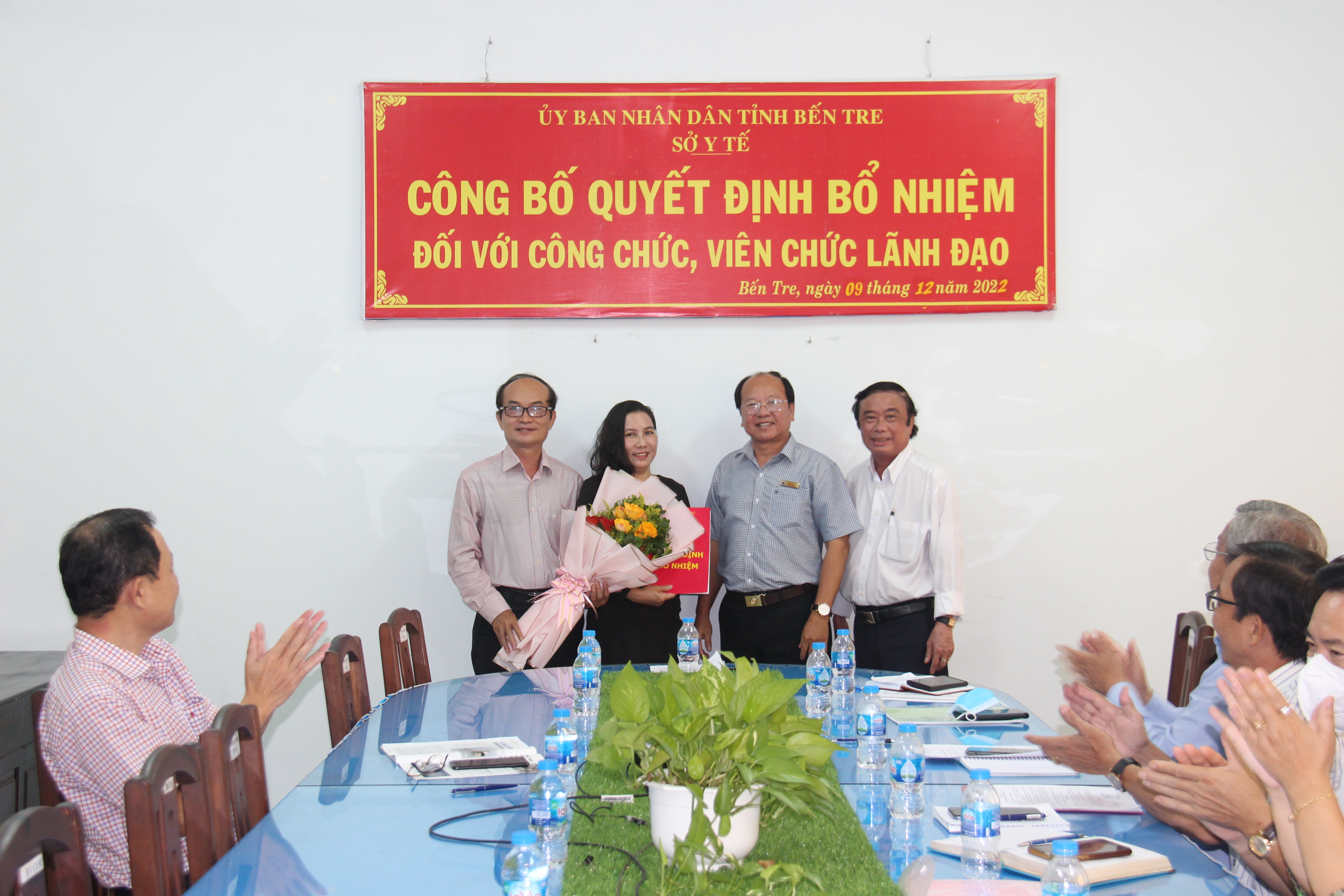 Ban giám đốc Sở Y tế, Công đoàn ngành trao quyết định và tặng hoa cho đ/c Đặng Thị Nguyệt