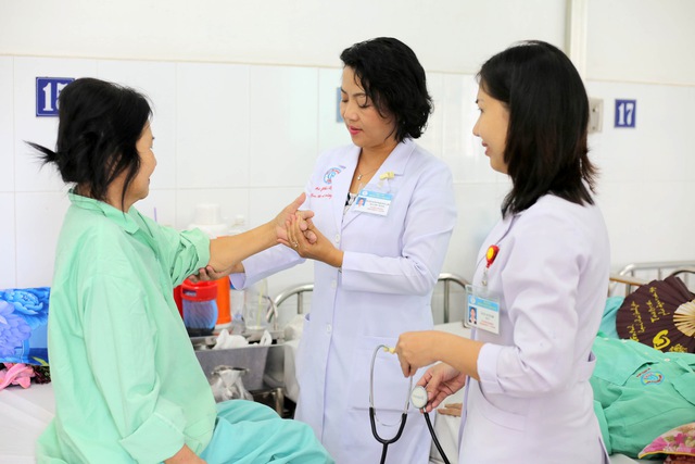 Bác sĩ Bệnh viện Chợ Rẫy (TP.HCM) thăm khám cho bệnh nhân.