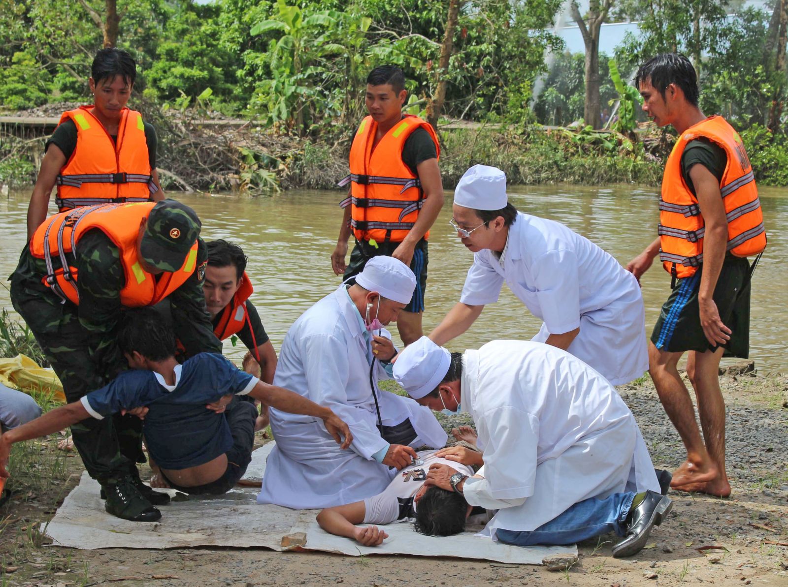 Lực lượng cứu hộ diễn tập công tác cứu nạn, sơ cấp cứu người dân bị đuối nước do bão, mưa lớn làm chìm tàu, thuyền