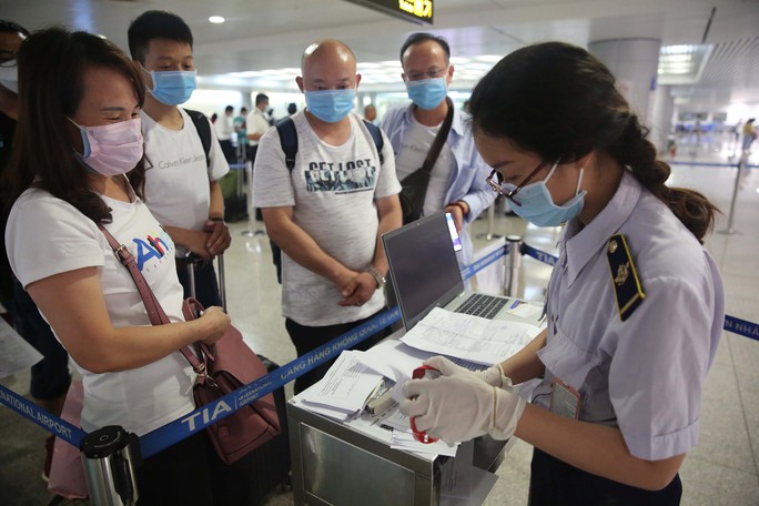 Kiểm dịch nhập cảnh tại sân bay quốc tế Tân Sơn Nhất nhằm tăng cường giám sát phòng ngừa việc lây lan dịch bệnh.