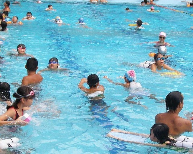 Bể bơi là một trong những nơi ẩn chứa nguy cơ mắc nhiều bệnh lý.