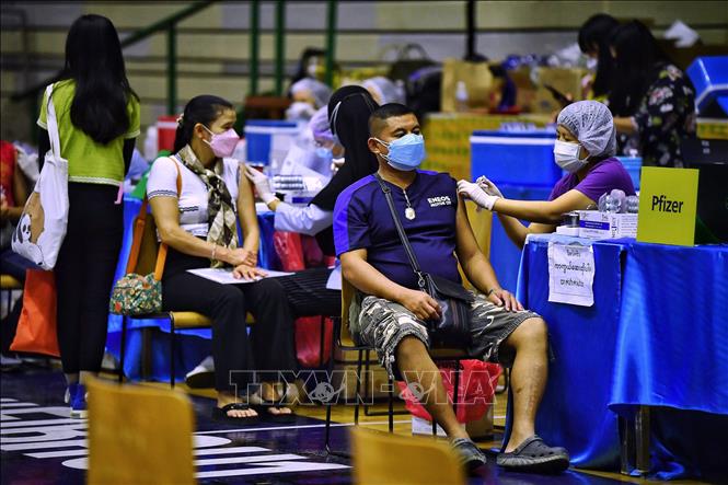 Nhân viên y tế tiêm vaccine ngừa COVID-19 cho người dân tại Bangkok, Thái Lan.