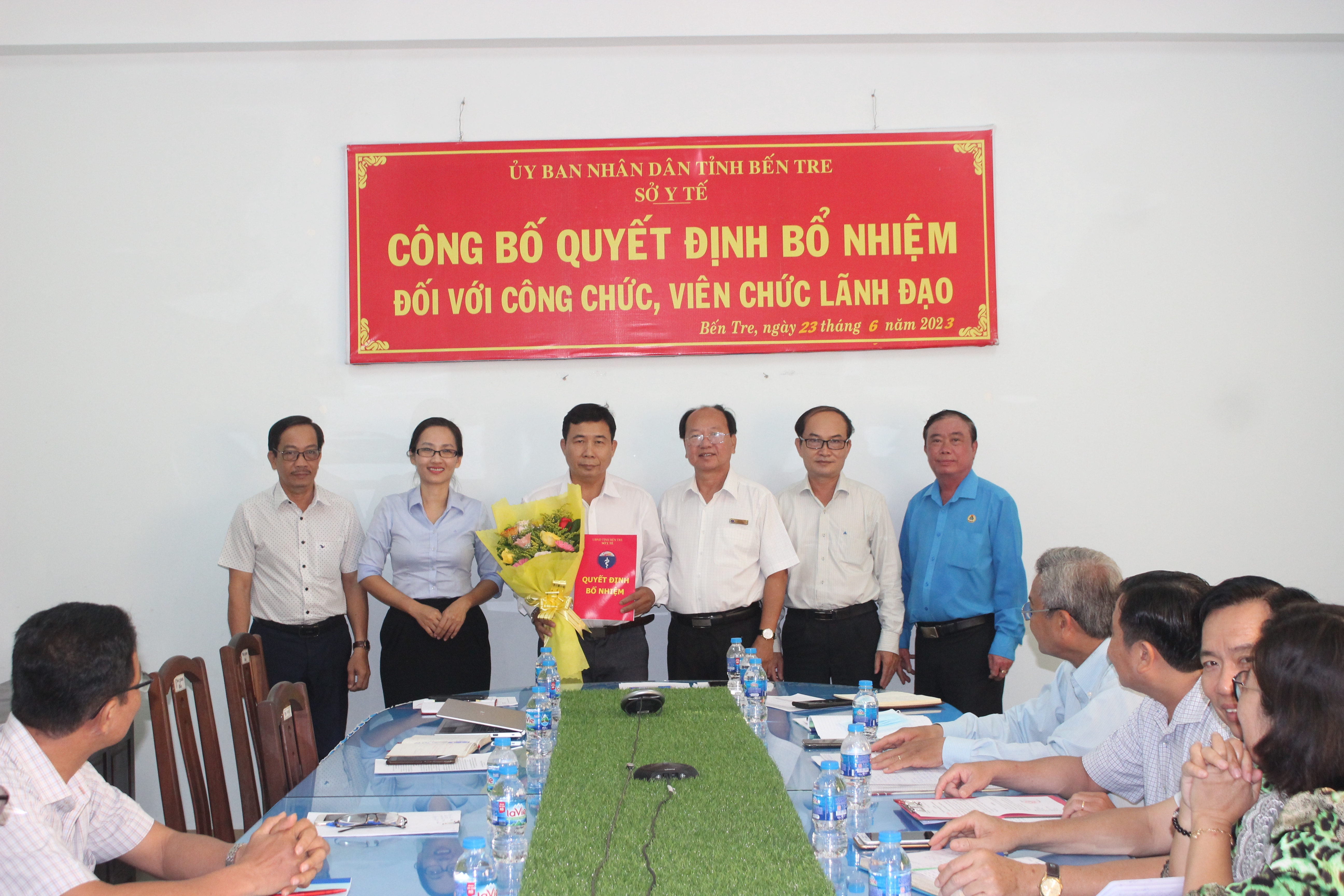 Ban giám đốc Sở Y tế, Chủ tịch CĐN trao quyết định, tặng hoa cho ông Phan Văn Tăng.