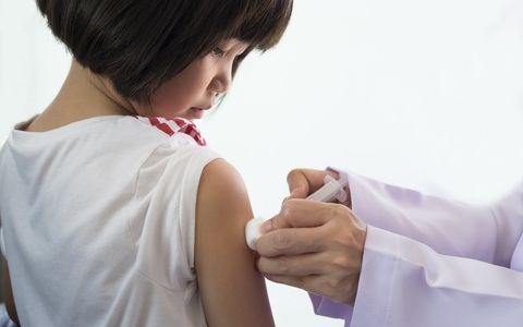 Tiêm vắc xin phòng bệnh thủy đậu cho trẻ em từ 12 tháng tuổi.