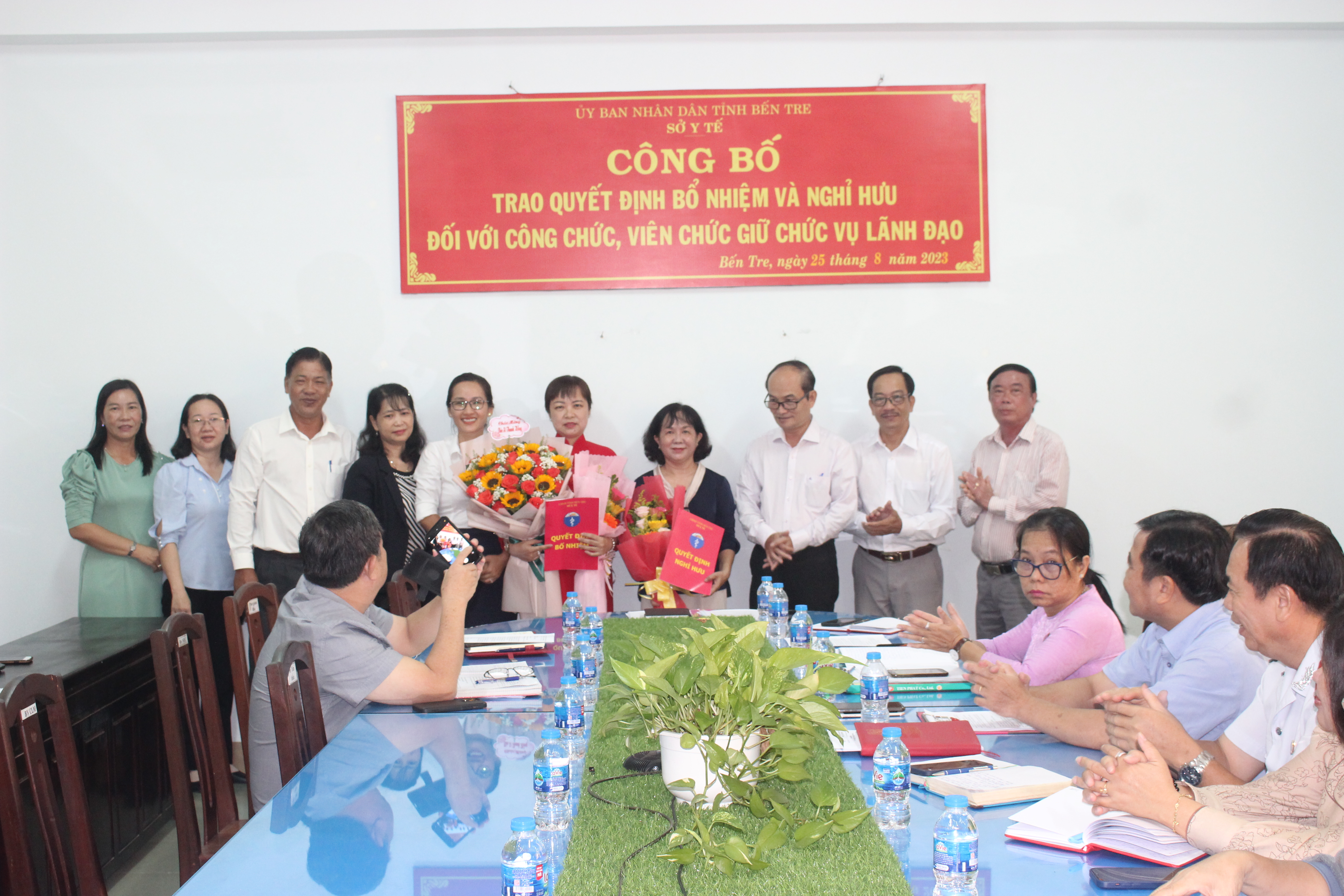 Ban giám đốc Sở Y tế, Chủ tịch CĐN chụp ảnh lưu niệm với Bà Nguyễn Thị Bạch Tâm và Nguyễn Thị Thanh Hồng.