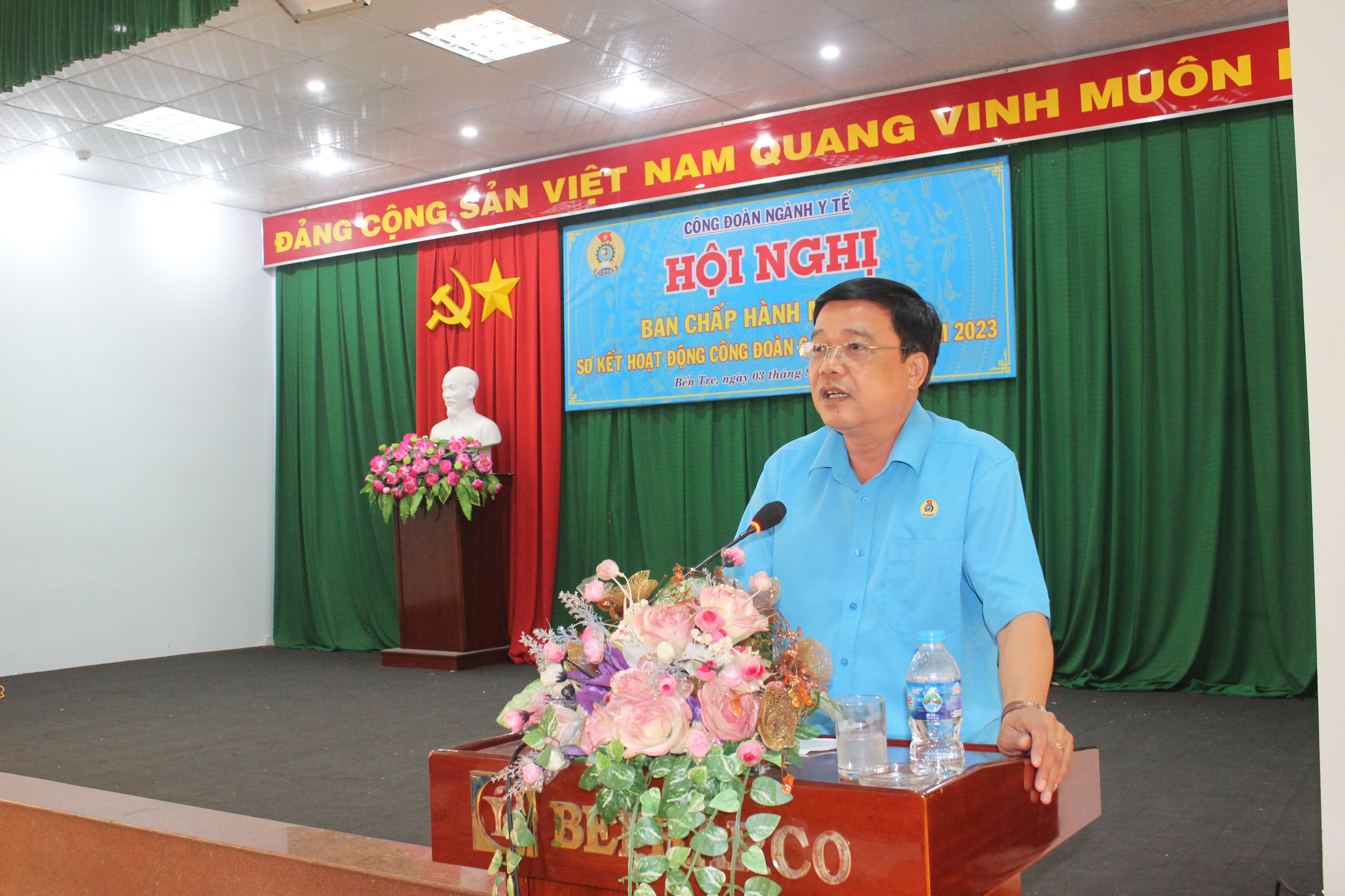 Đồng chí Huỳnh Văn Tấn, Phó Chủ tịch thường trực LĐLĐ tỉnh phát biểu tại Hội nghị.