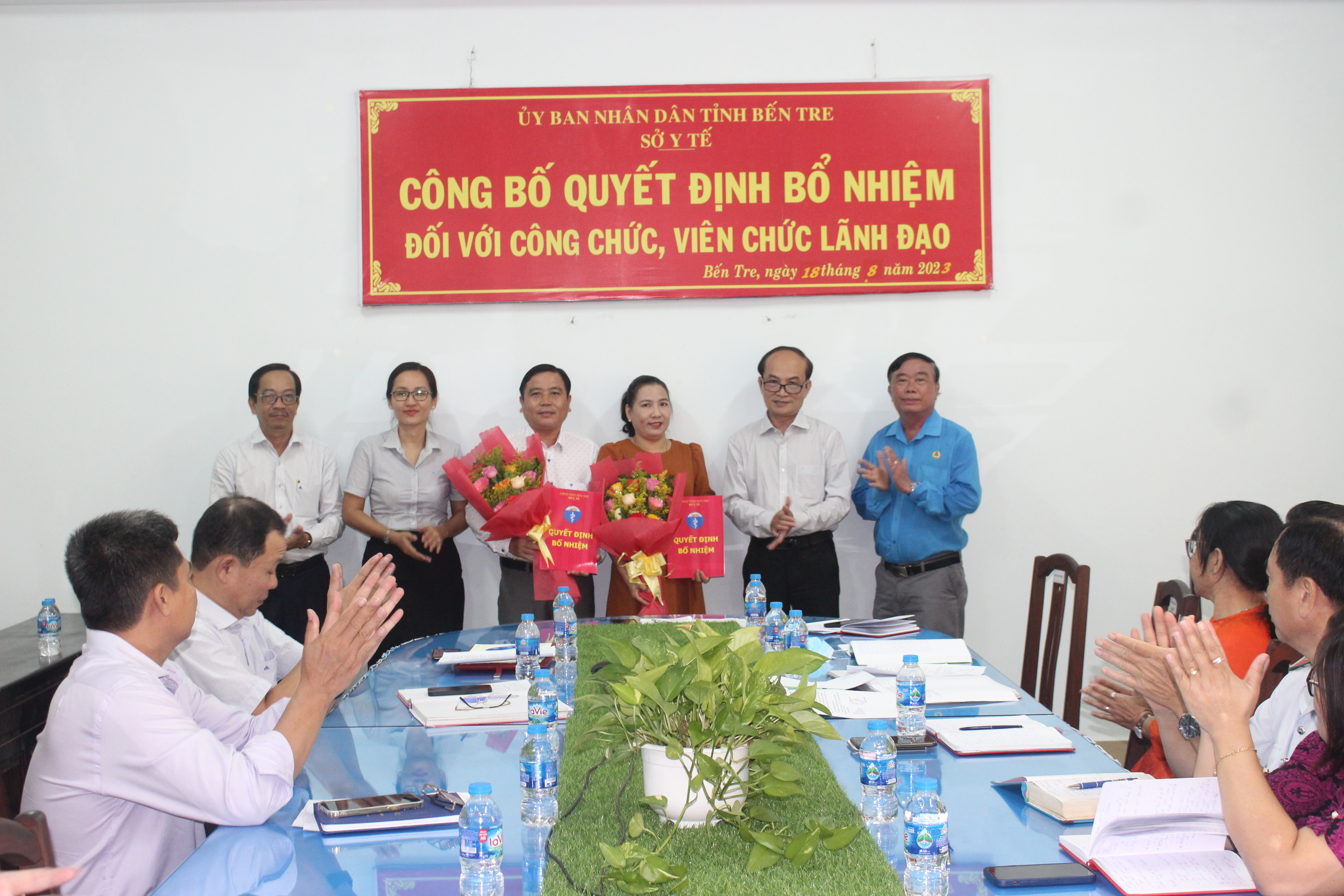 Ban giám đốc Sở Y tế, Chủ tịch CĐN tặng hoa và chụp ảnh lưu niệm cùng với Bà Đặng Thị Nguyệt và Ông Nguyễn Thanh Long.