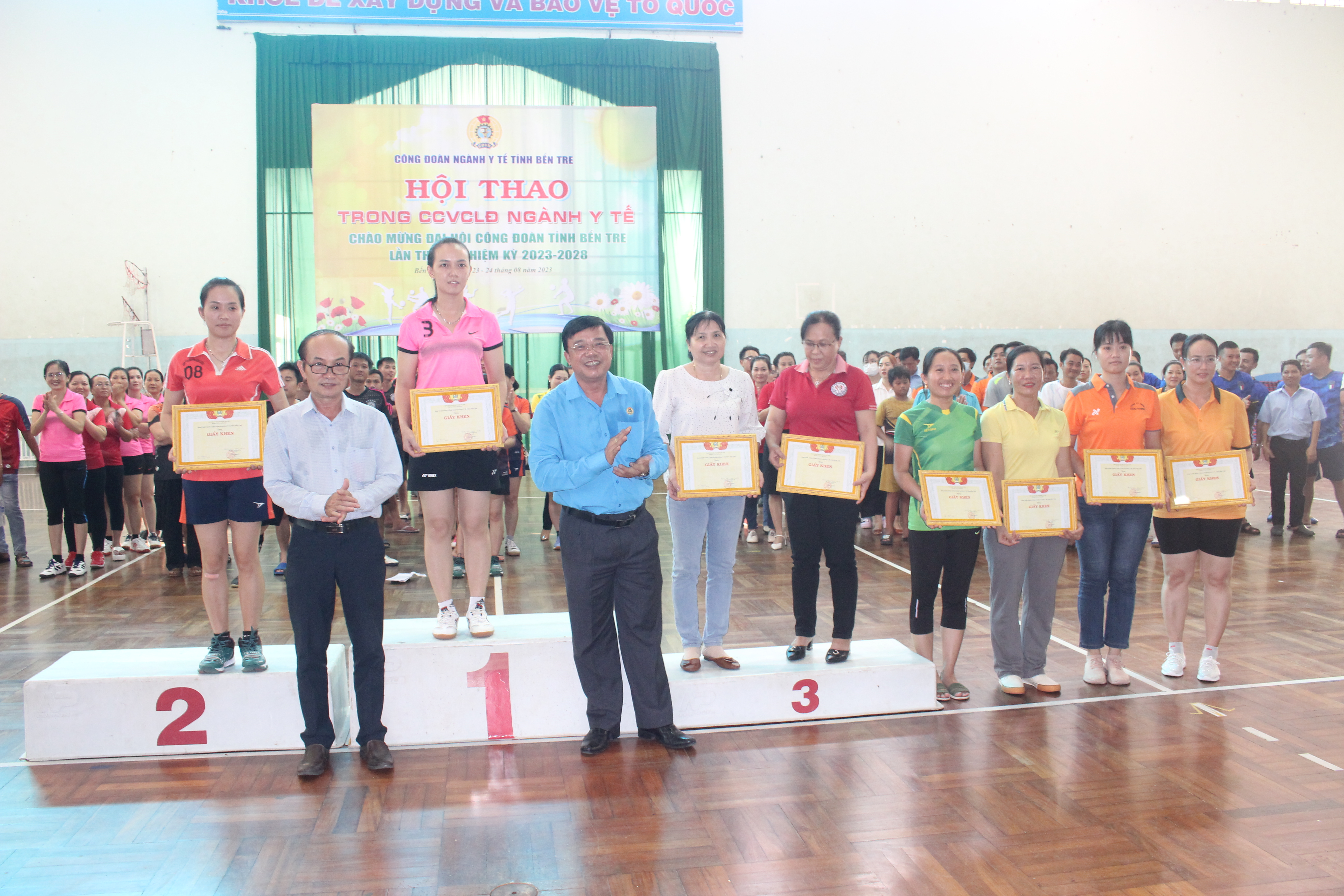 Lãnh đạo Sở Y tế, LĐLĐ tỉnh trao thưởng các đội có thành tích cao tại Hội thao.