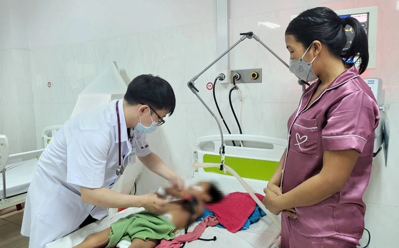 Bác sĩ thăm khám cho trẻ mắc viêm não Nhật Bản.