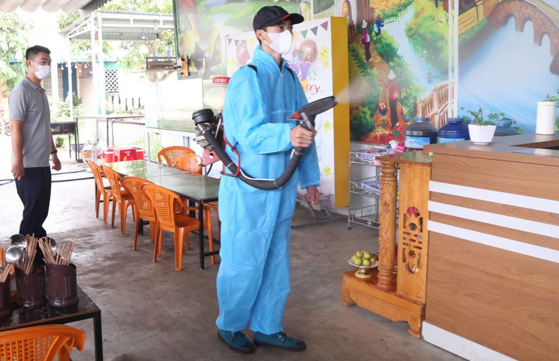 Để chủ động phòng sốt xuất huyết cần phát quang bụi rậm, cây cỏ, khơi thông cống rãnh xung quanh nhà, diệt muỗi,…