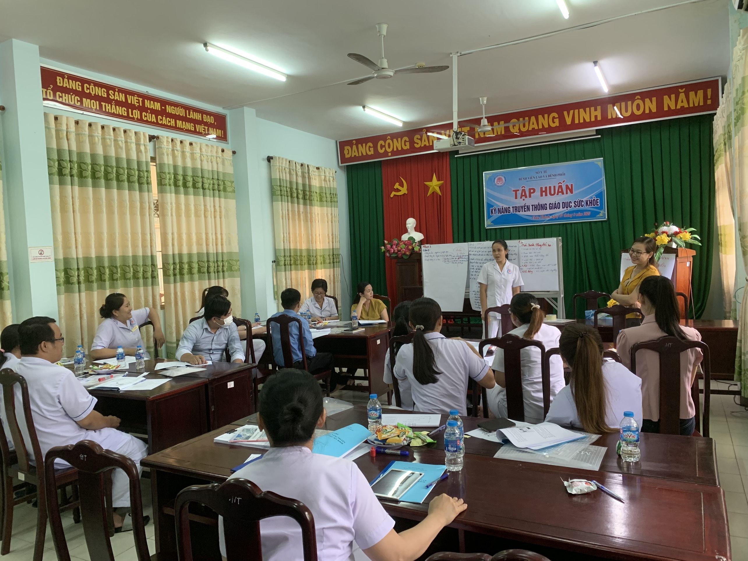 Các tổ chia ra thảo luận tại buổi tập huấn.