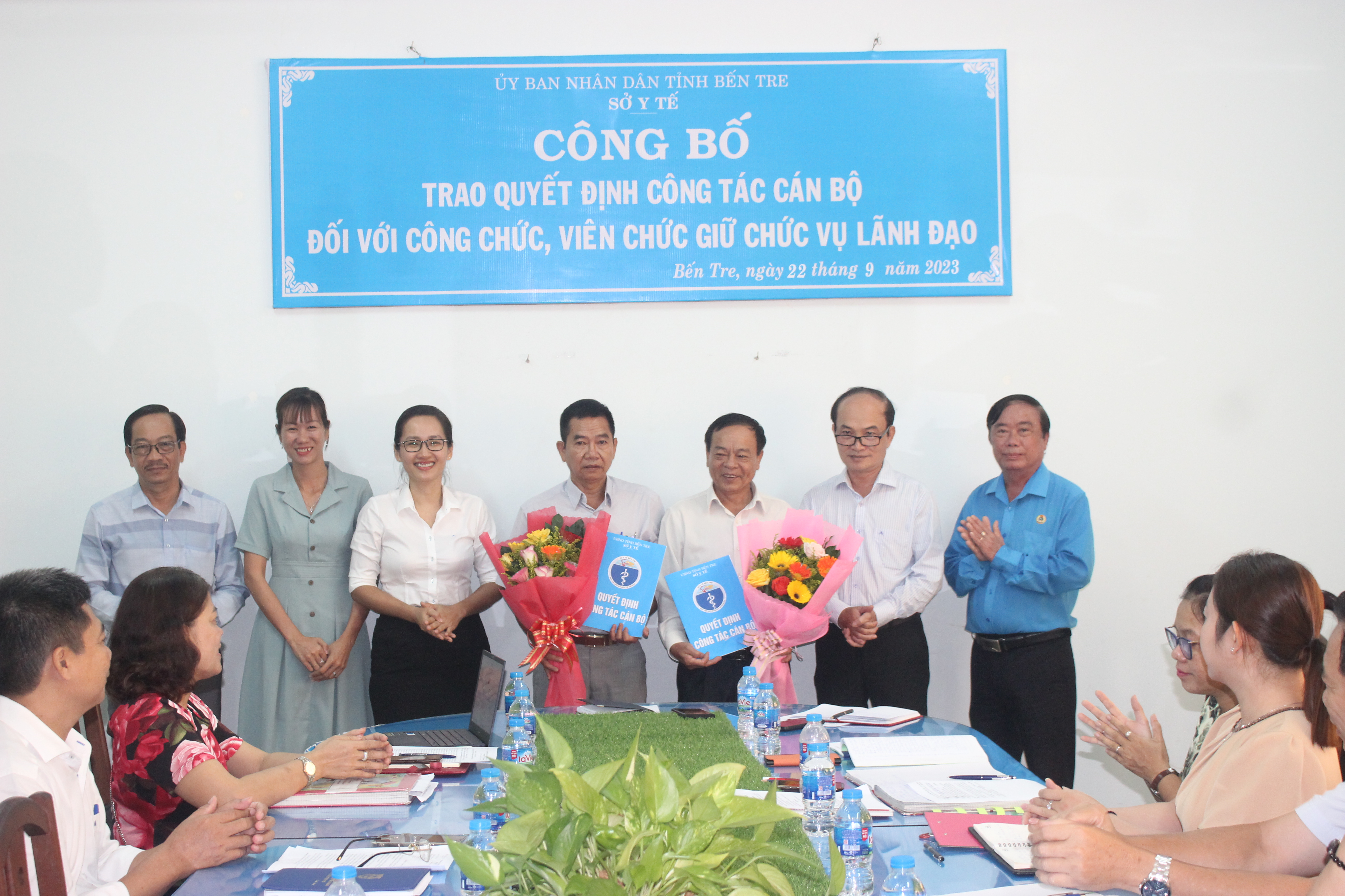 Ban Giám đốc Sở Y tế, Chủ tịch Công đoàn ngành tặng hoa và trao quyết định cho Ông Phạm Thanh Hải và Ông Phạm Công Luận.