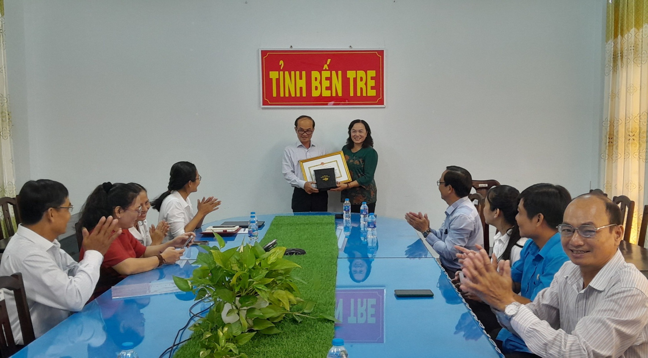 Bà Nguyễn Thị Kiều Oanh, Chủ tịch Hội bảo vệ người tiêu dùng tỉnh Bến Tre trao bằng khen của Chủ tịch Hội bảo vệ người tiêu dùng Việt Nam cho ông Nguyễn Văn Oanh.