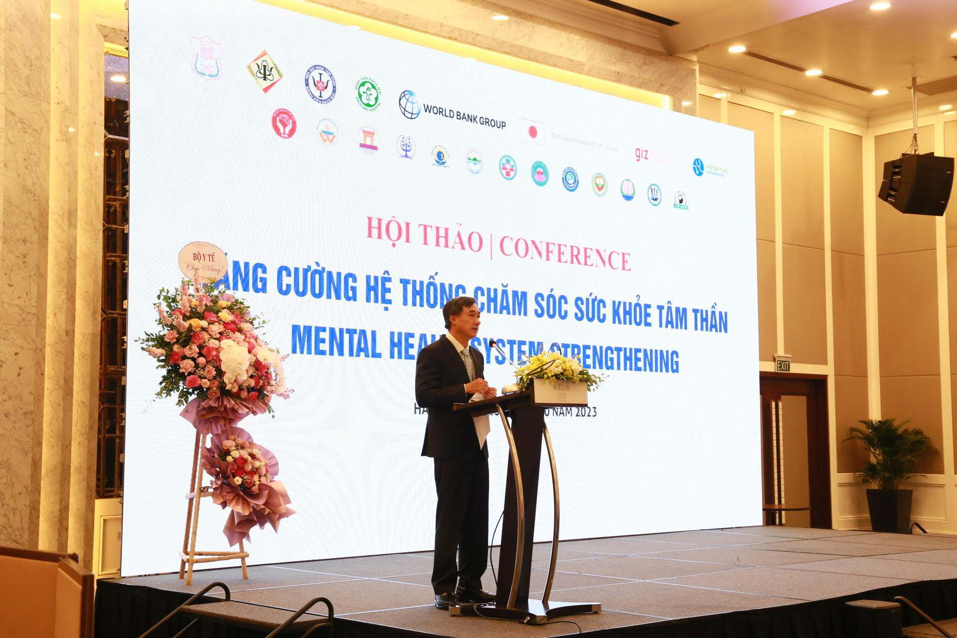 GS.TS Trần Văn Thuấn - Thứ trưởng Bộ Y tế cho rằng phòng ngừa và nâng cao sức khỏe tâm thần là trách nhiệm của chính mỗi người dân, gia đình, cộng đồng, chính quyền và các ban, ngành đoàn thể cùng các tổ chức xã hội.