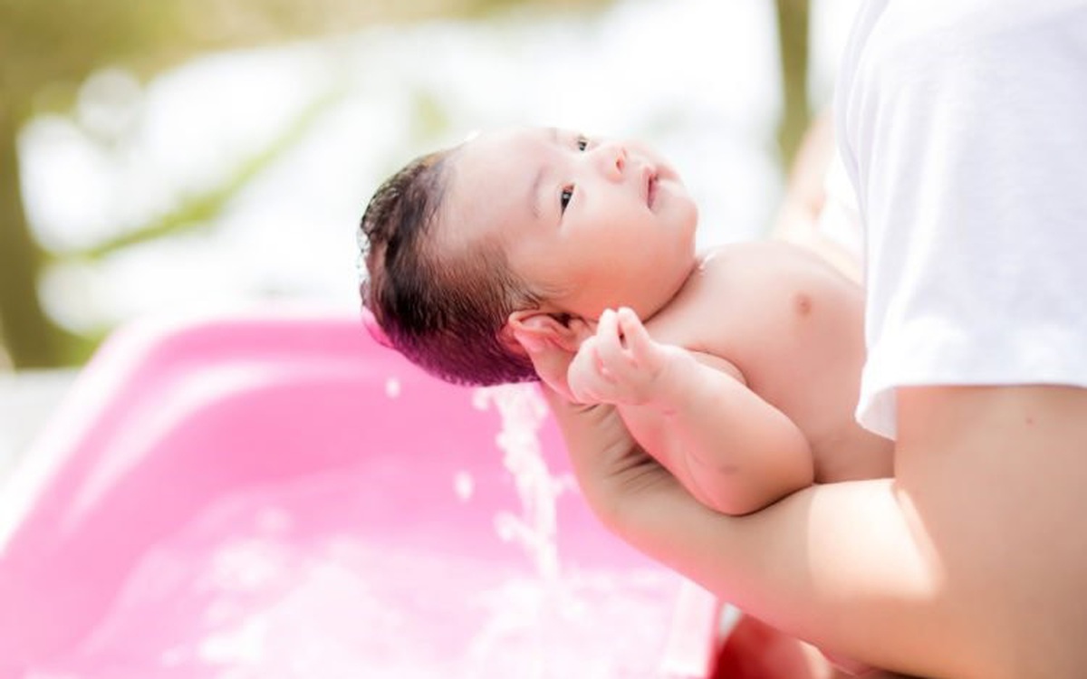 Tắm cho trẻ sơ sinh là một việc khiến nhiều cha mẹ lúng túng.