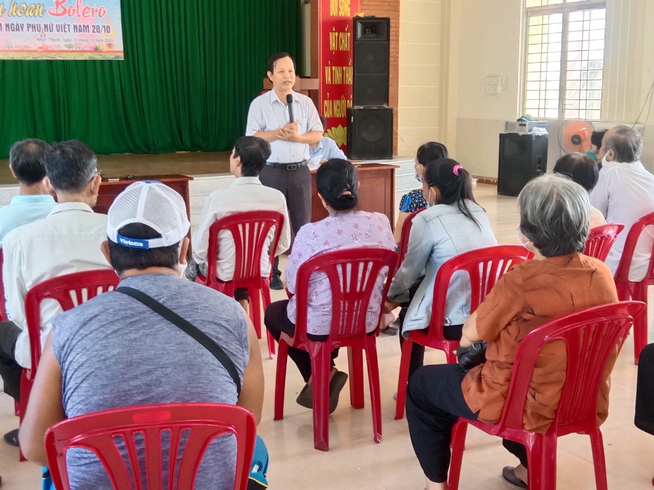 Bác sĩ Nguyễn Văn Dẫn - Trưởng Khoa sức khỏe môi trường y tế trường học (CDC) hướng dẫn tại lớp tập huấn.