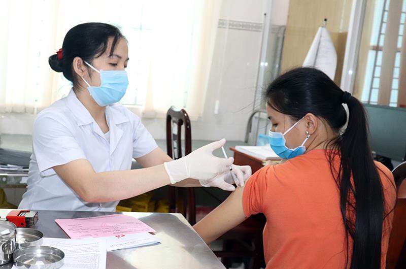 Tiêm vaccine HPV cho trẻ em gái tại Trung tâm Kiểm soát bệnh tật tỉnh