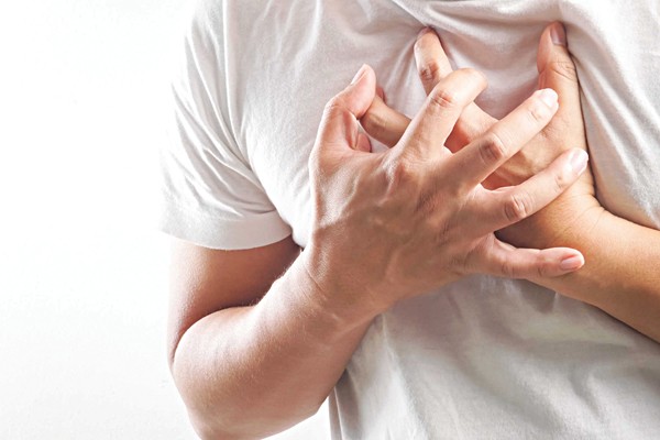 Cơn đau thắt ngực là dấu hiệu điển hình của nhồi máu cơ tim.
