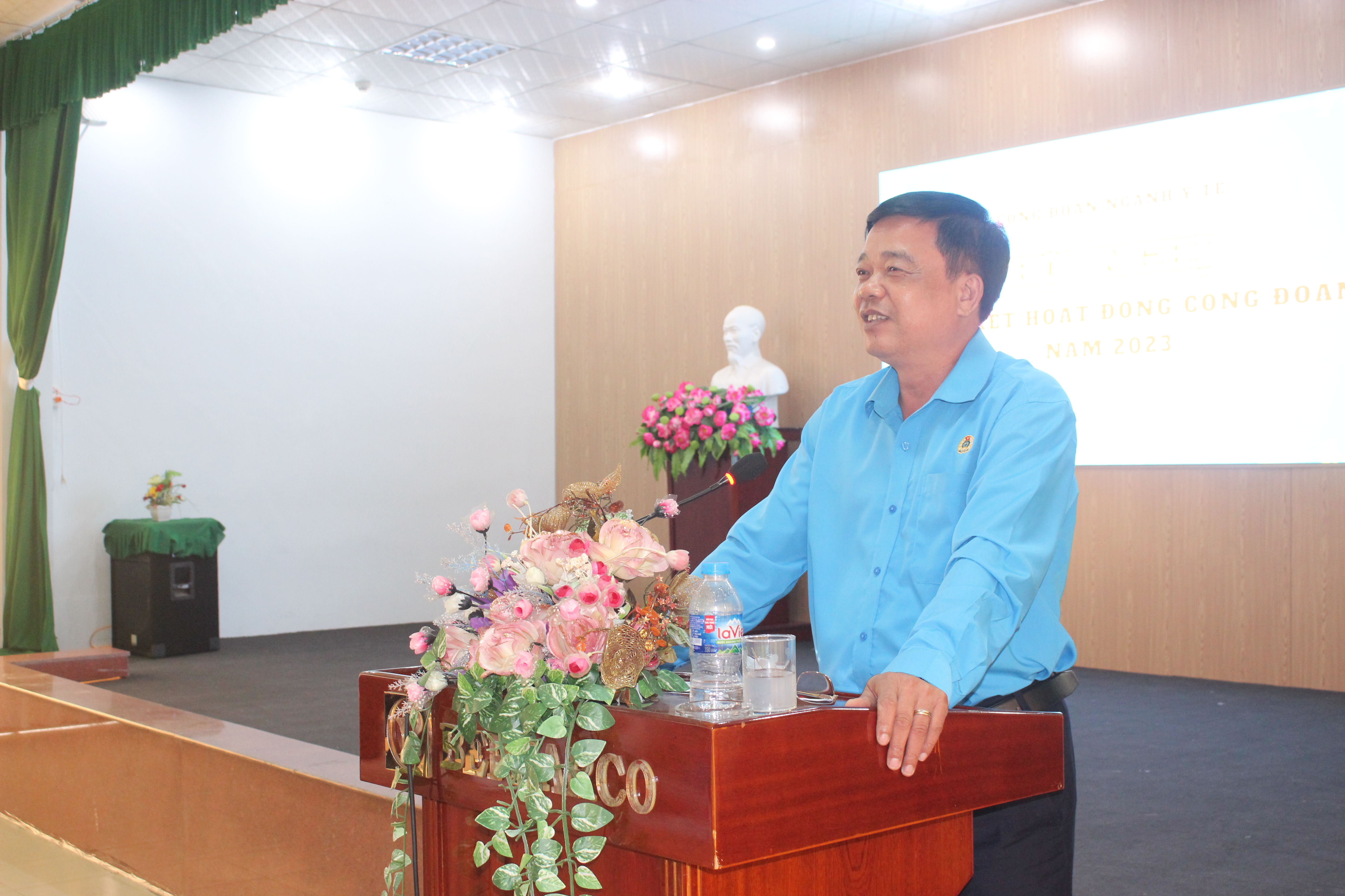 Đ/c Huỳnh Văn Tấn - Phó chủ tịch LĐLĐ tỉnh phát biểu chỉ đạo tại Hội nghị.