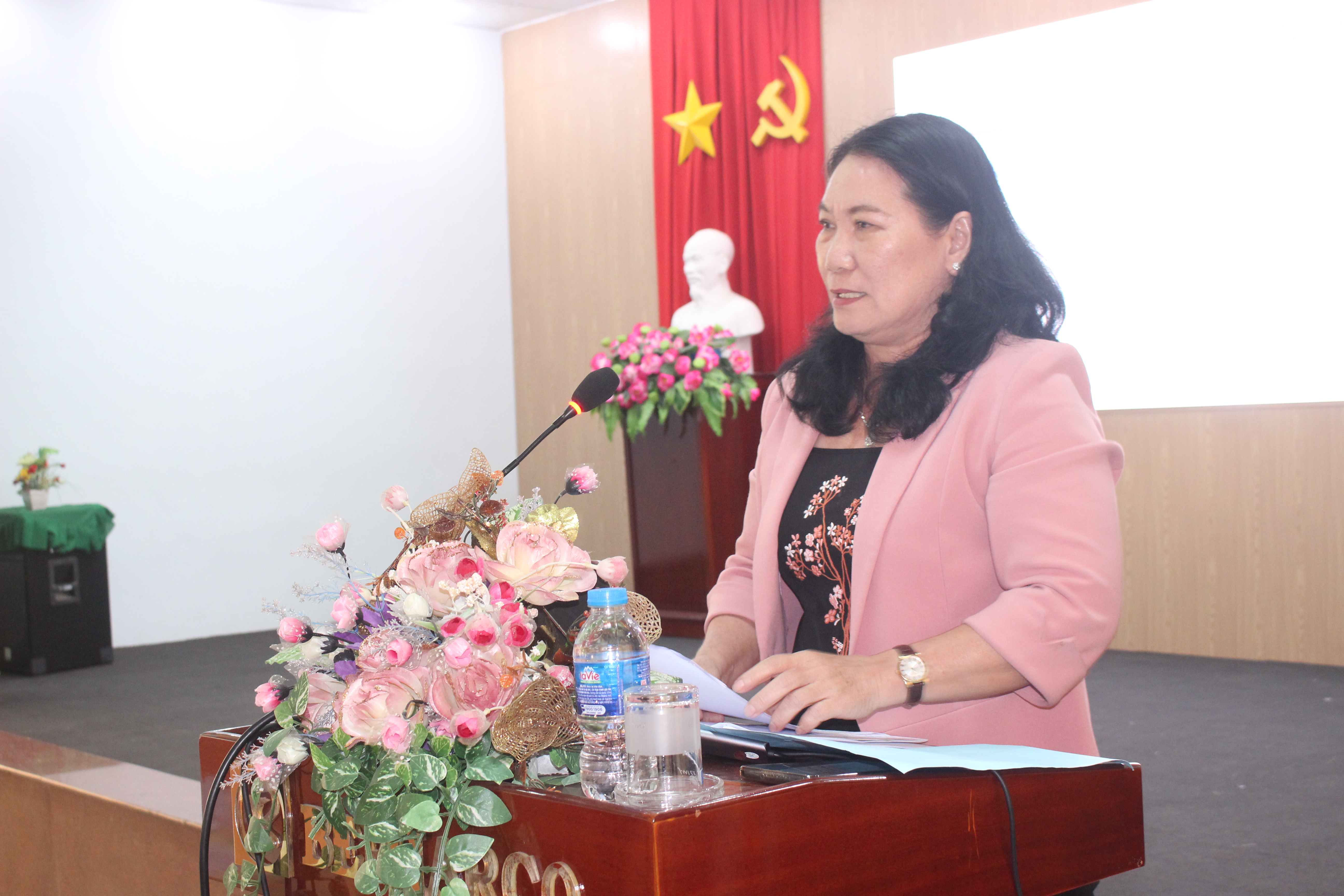 Phó chủ tịch UBND tỉnh Nguyễn Thị Bé Mười phát biểu chỉ đạo tại Hội nghị.