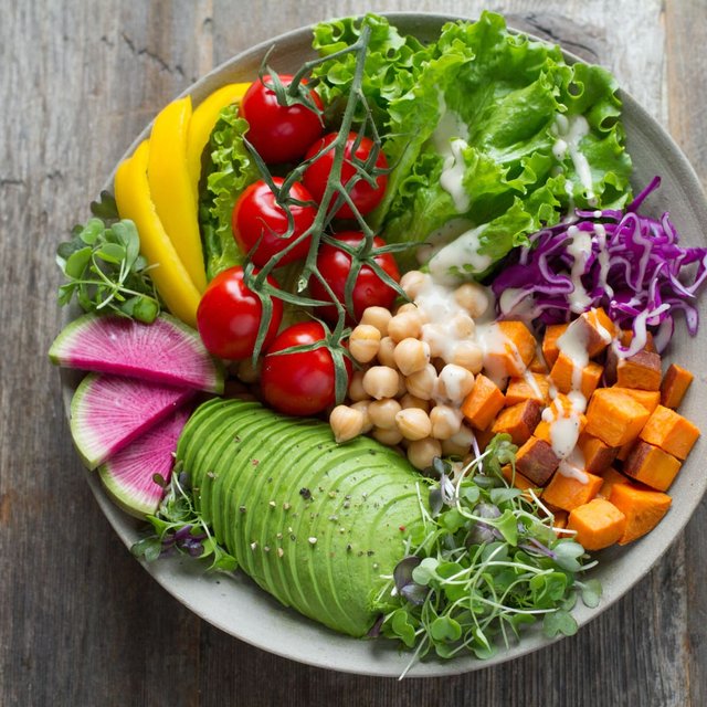 Đa dạng thực phẩm khi chế biến salad là một cách cung cấp nhiều dinh dưỡng lành mạnh cho cơ thể.