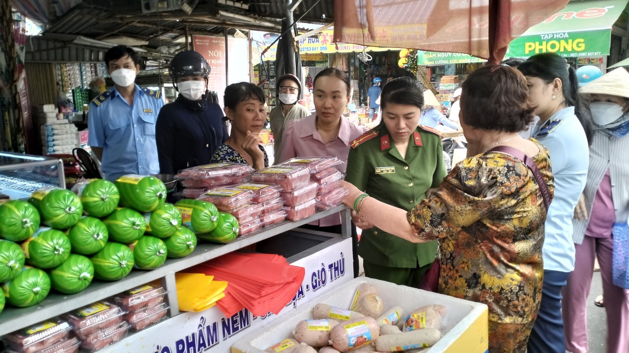 Đoàn kiểm tra liên ngành ATVSTP huyện Mỏ cày Nam tiến hành kiểm tra tại cơ sở buôn bán thực phẩm.