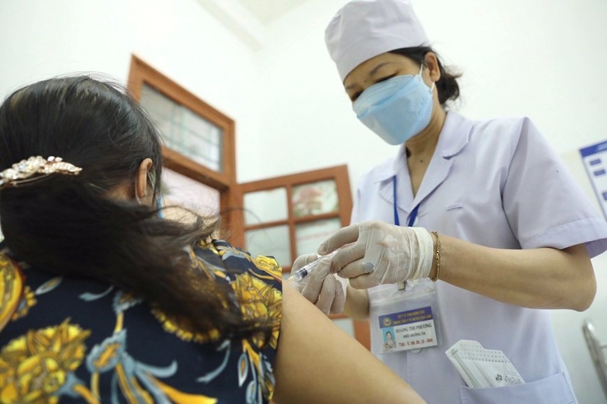 Bộ Y tế nêu rõ: Kể từ tháng 7/2023, Việt Nam đã sử dụng hết loại vaccine này, nên hiện tại không còn rủi ro phát triển liên quan đến huyết khối kèm hội chứng giảm tiểu cầu sau khi tiêm vaccine AstraZeneca.