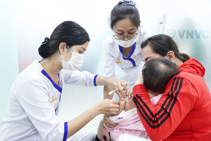 Năm 2019, VNVC là đơn vị đầu tiên tại Việt Nam triển khai tiêm vaccine phế cầu Prevenar 13.