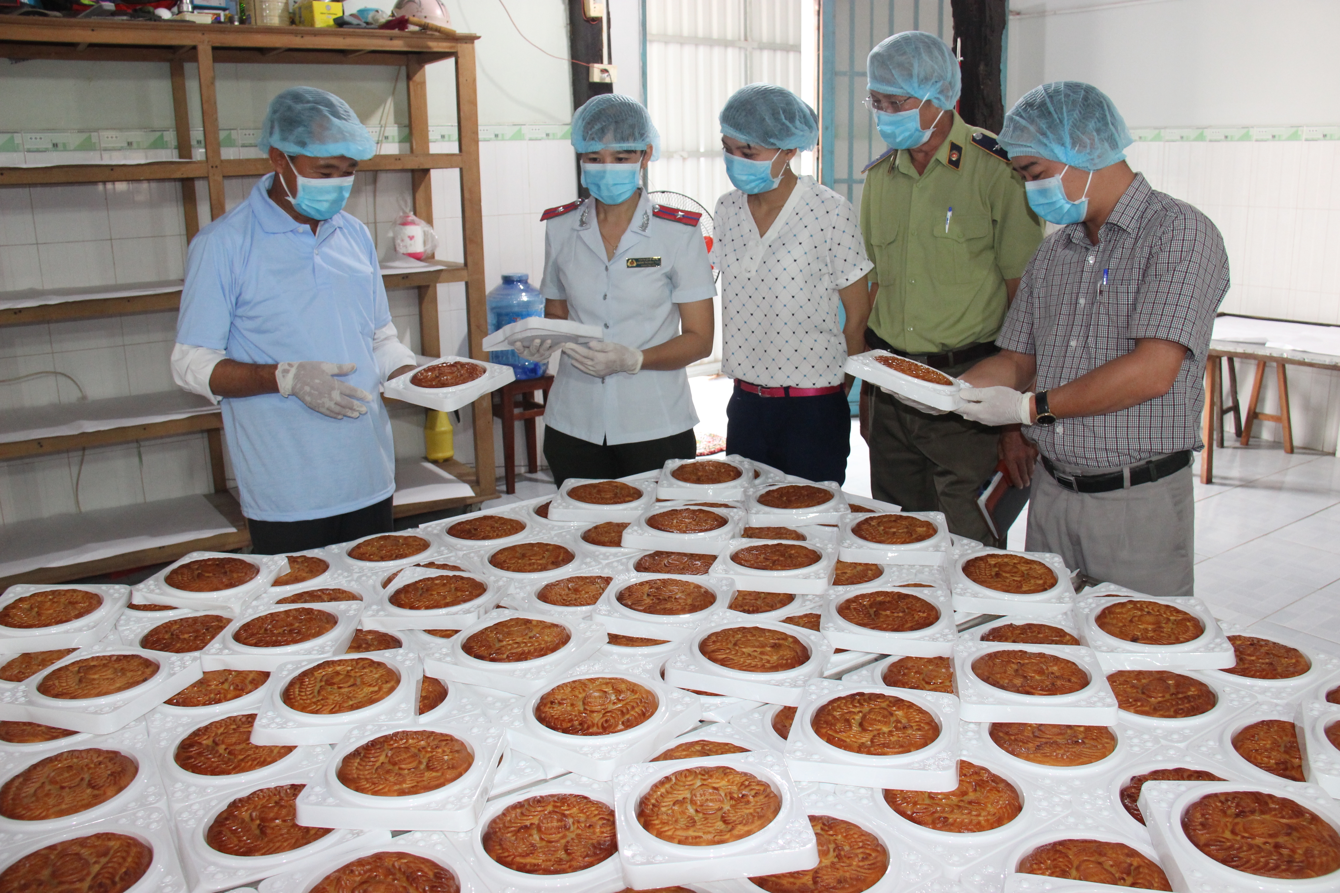 Đoàn thanh tra liên ngành kiểm tra ATVSTP cơ sở sản xuất bánh trung thu