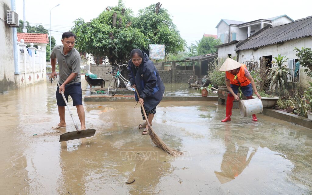 Người dân dọn dẹp nhà cửa, vệ sinh môi trường sau khi nước bắt đầu rút.