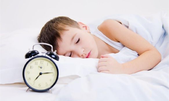 Ngủ đủ giấc giúp trẻ ở các độ tuổi khác nhau tăng cường miễn dịch, có sức khỏe tốt để học tập.