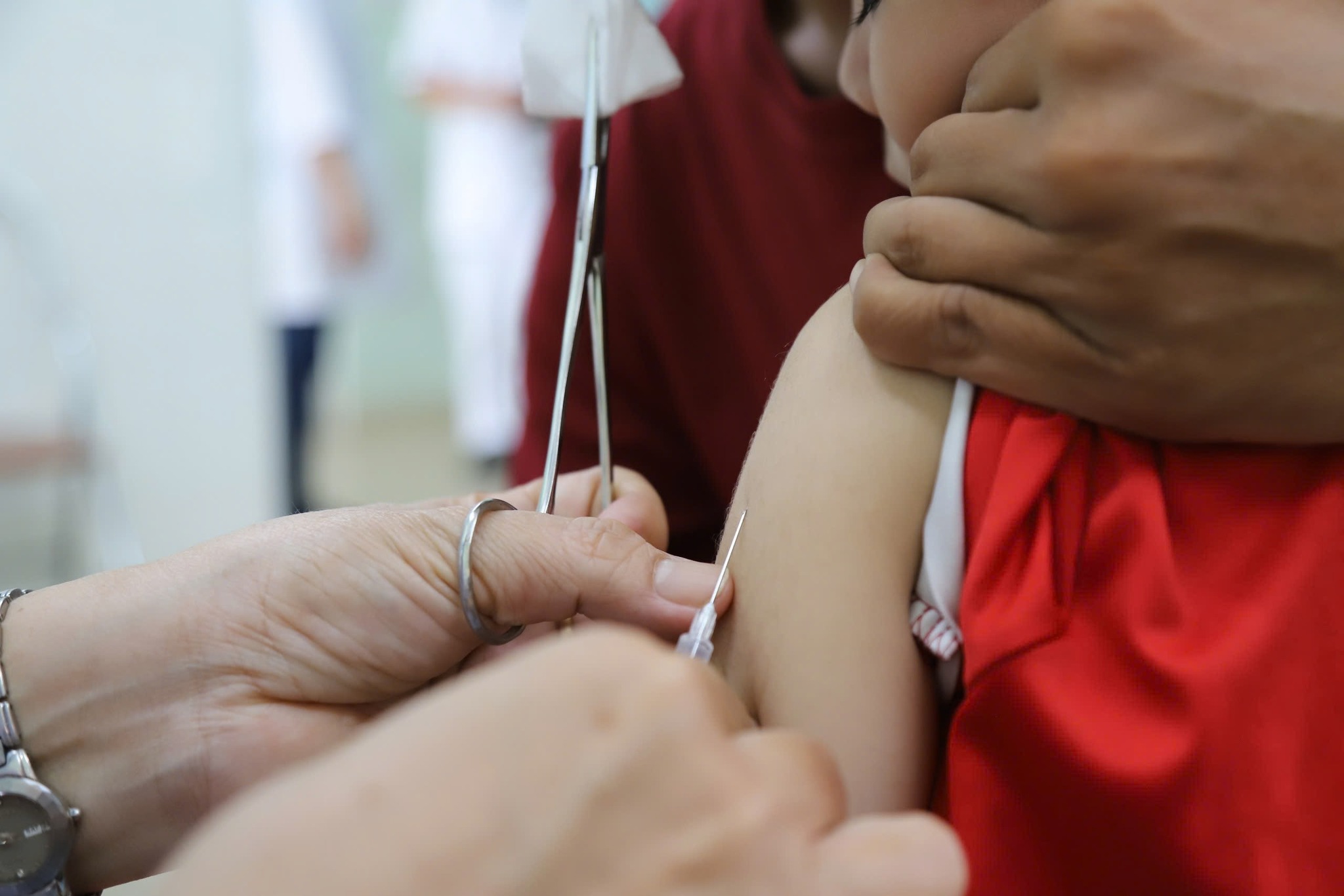 Tiêm vaccine là một trong những biện pháp phòng chống dịch bệnh.