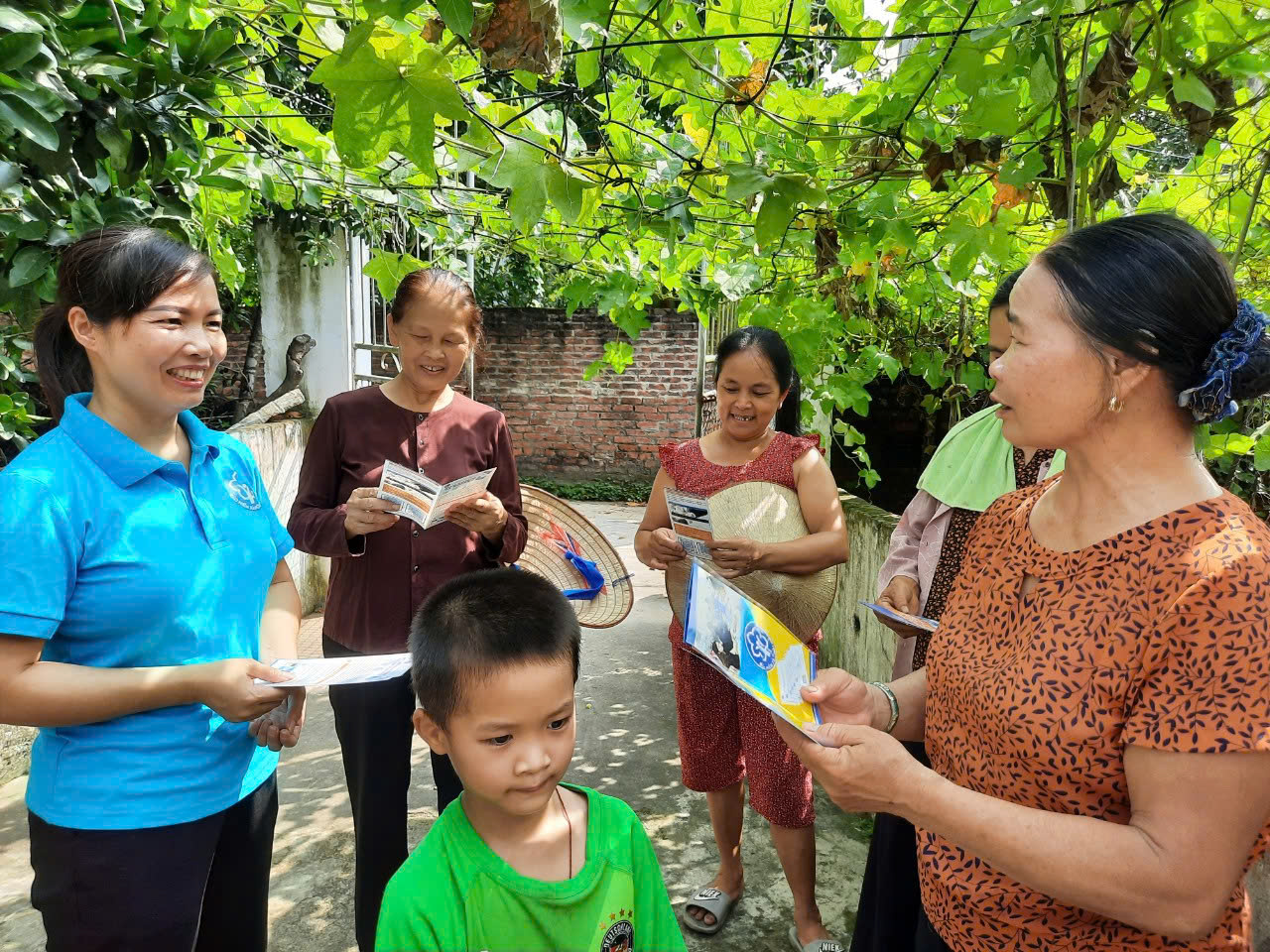 Cán bộ ngành BHXH Việt Nam tuyên truyền về lợi ích của tham gia BHYT hộ gia đình.