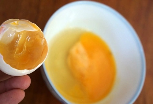 Ăn trứng thối hoặc trứng bị nhiễm vi khuẩn như Salmonella, E.coli xâm nhập qua vỏ có nguy cơ khiến người ăn bị bệnh nặng.