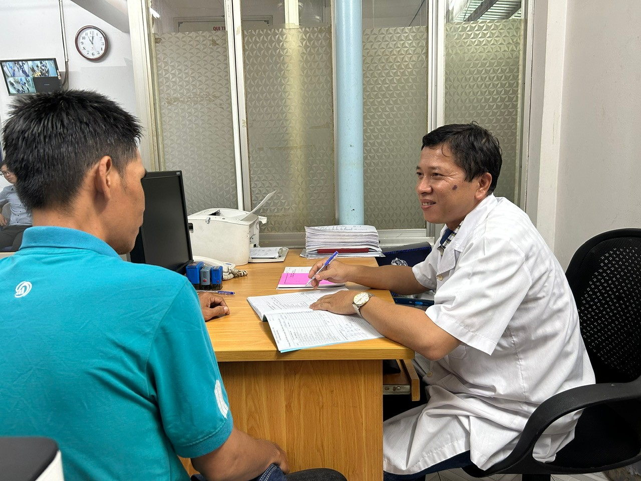 Tư vấn cho bệnh nhân về lợi ích của điều trị ARV (Ảnh minh họa).