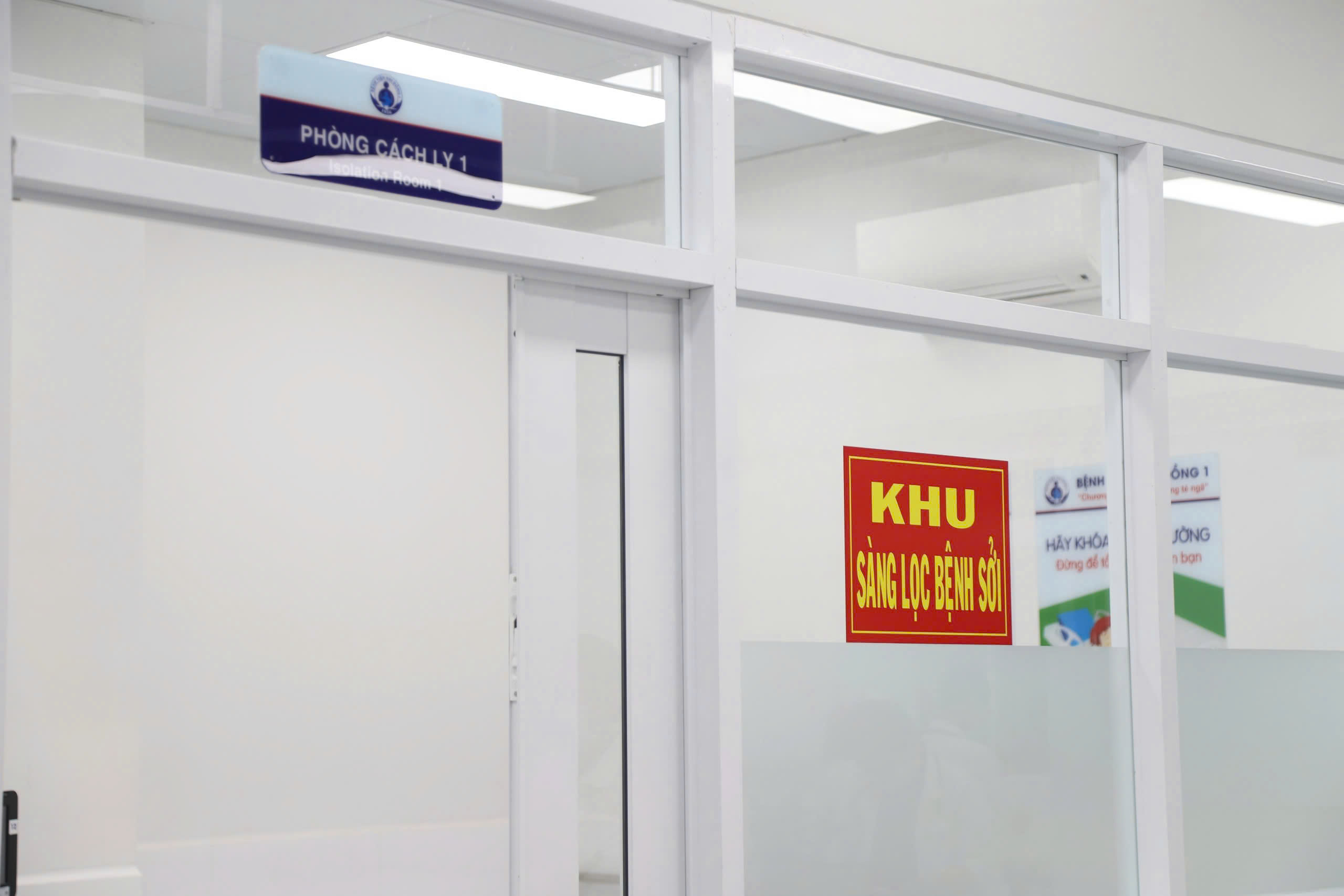 Các cơ sở khám chữa bệnh tổ chức phân luồng người bệnh ngay từ khi người bệnh đến đăng ký khám bệnh. Bố trí khu khám riêng cho người bệnh sởi hoặc người nghi mắc sởi...