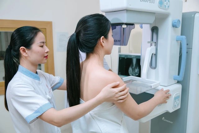 Phụ nữ nên thực hiện các biện pháp sàng lọc ung thư vú định kỳ.